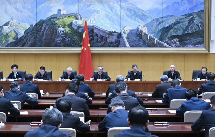 李強(qiáng)主持召開國(guó)務(wù)院第八次全體會(huì)議 深入學(xué)習(xí)貫徹習(xí)近平總書記在全國(guó)兩會(huì)期間的重要講話精神 對(duì)落實(shí)國(guó)務(wù)院2025年重點(diǎn)工作進(jìn)行部署